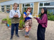 Ole, Elisabeth und Nhung lassen sich ihren Döner schmecken.