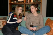 Jessica (Nina Ensmann, l.) steht Nina (Maria Wedig) am Valentinstag bei. Nina will keine Wehmut aufkommen lassen.