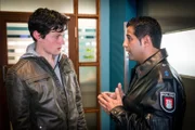 Tarik (Serhat Cokgezen, r.) versucht sich mit seinen rudimentären Arabisch-Kenntnissen mit Khalil (Fadi A. Shafi, l.) zu verständigen.