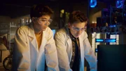 Hakim (Mads Albatross) und Moritz (Jan Friedrichsen) testen das Eiweißpulver im HQ-Labor.