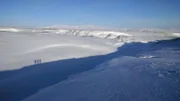 So beginnt der Frühling auf Ellesmere Island – die Landschaft ist tiefwinterlich in Eis und Schnee gehüllt.