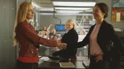 Gruppeninspektorin Penny Lanz (Lilian Klebow, l.) erfährt im Beisein von Oberst Henriette Wolf (Brigitte Kren, M.), dass die internen Ermittlungen von Lisa Eggert (Daniela Kong, r.) gegen sie eingestellt sind.