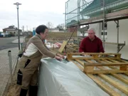 Nachdem der Rohbau steht und Elektrik und Estrich verlegt sind, müssen André und Janina ran. Als erstes wird die Dämmung gemacht. Janina füllt die Module mit Dämmmaterial und André verlegt die Gipskartonplatten.