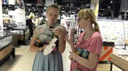 Cindy ist mal wieder zu Besuch in der Hansestadt und ist mit Schwester Jasmin einkaufen