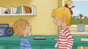 Conni zeigt Jakob ihr selbstgemaltes Buch.