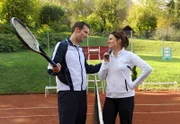 Nils (Florian Stadler, l.) lässt sich auf eine Tenniswette mit Chandana (Angela Ascher, r.) ein.