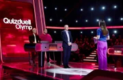 Moderatorin Esther Sedlaczek (r.) mit den Kandidaten des Teams "Wolter": Dennis Wolter (l.) und Benjamin Wolter (2.v.l.), sowie dem Quiz-Profi Thorsten Zirkel (M.).