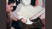 Eine junge Frau, die sich um ein Baby kümmert.