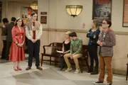 Howard (Simon Helberg, 3.v.r.) schenkt Bernadette (Melissa Rauch, 3.v.l.) eine Kette mit einem Stern und erzählt ihr eine rührselige Geschichte - sie ist so ergriffen, dass sie ihn sofort heiraten will. Daraufhin lädt sie Raj, Amy (Mayim Bialik, l.), Sheldon (Jim Parsons, 2.v.l.), Leonard (Johnny Galecki, r.) und Penny (Kaley Cuoco, 2.v.r.) ins Standesamt ein, aber leider kommen sie zu spät: Vor Howards Abreise nach Kasachstan ist kein Termin mehr frei. Doch Raj hat die rettende Idee ...