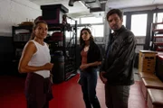 Nachdem eines der Mitglieder ihres Boxclubs getötet aufgefunden wird, muss sich die Clubinhaberin Ulli Geiger (Ulrike Folkerts, l.) den Fragen der Kriminalkommissare Lea Gomez (Jasmin Gassmann, M.) und Jo Stoll (Peter Ketnath) stellen. Zumal sich herausstellt, dass sie den jungen Mann einen Tag zuvor aus dem Club geworfen hat.