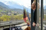 Noch ein Lieblingsplatz des Vice Questore Rocco Schiavone (Marco Giallini) ...Raucherecke mit Alpenblick im Polizei-Hauptquartier.
