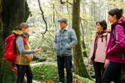 Schmidt Max mit Waldheilkundlerin und Naturpädagogin Daniela Zenger (links) und den Teilnehmerinnen des Jahreskreis-Kurses (von links) Marina Holmeier und Elisabeth Holmeier im Wald bei Altenthann.