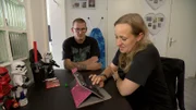 Farina und Mike sorgen sich um ihr Schimmelproblem.