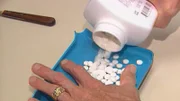 Über Jahre leidet eine manisch-depressive Frau an den Nebenwirkungen von Lithium. Als sie stirbt, stehen die Ermittler vor einem Rätsel: War es Mord, Selbstmord oder ein natürlicher Tod?
