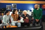 Lien und Till wollen eigentlich ein wenig Zeit zu zweit verbringen, doch da taucht Naveen mit der weinenden Frau Wagner auf. Von links: Lien (Nui Nguyen), Till (Marinus Hohmann), Frau Wagner (Angelika Bender) und Naveen (Markus Subramaniam).