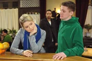 Gerade als Anna (Jeanette Biedermann, l.) an der Theke angesprochen wird, kommt Jannick (Mike Adler, M.) und "rettet" sie.