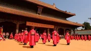 Eine große Zivilisation muss ihre Gesellschaft so organisieren, dass jeder Einzelne seinen Platz darin kennt. China nutzt dafür die Philosophie des Konfuzius, die heute noch großen Einfluss hat.