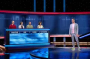 Moderator Alexander Bommes (r.) mit den Kandidat:innen (v.l.n.r.): Christian Setzer, Ewa Antonia Thiesen, Daniel Rettig und Katharina Sczeponik.