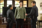 Nolan (Nathan Fillion, r.) und Harper (Mekia Cox, l.) helfen Randy (Flula Borg, M.) bei seinem ersten Auftrag als Kopfgeldjäger. Doch schnell wird klar: der Auftrag wird kein Spaziergang.