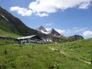 Die Linkersalpe mit der Enzianhütte.