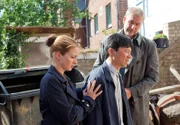 Koch Xu Bao wird tot im Müllcontainer des Restaurant Mandarin gefunden. Nora (Loretta Stern, l.) und Jon (Frank Vockroth, r.) stützen Hu (Yuki Iwamoto, M.), den verzweifelten Vater des Ermordeten.