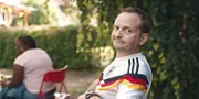 Andi (Milan Peschel) missfällt, dass er beim Public Viewing in Theos Garten fast der einzige Weiße ist.