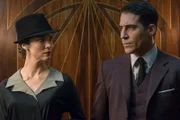 Rosa María (Eva Ugarte, l.); Alberto Márquez (Miguel Ángel Silvestre, r.)