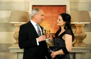 Ahnungslos trinkt Susann (Elisabeth Lanz, r.) den Champagner, in den Roman eine von Lars Tabletten geworfen hat.