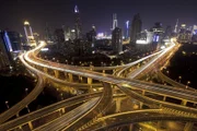 Die riesige Metropole Shanghai ist geteilt durch ein großes Netz von "Highways". Die Schnellstraßen bilden eine Barriere für die Wanderung von Tieren.