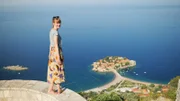 Nina Heins vor Sveti Stefan, einer berühmten kleinen Adria-Insel.