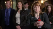 Detective Elliot Stabler (Christopher Meloni) und Detective Olivia Benson (Mariska Hargitay, M.) können nicht verhindern, dass Vergewaltigungsopfer Rebecca Ellison (Mattie Hawkinson, r.) aus Rachsucht im Gerichtssaal zu einem Säure-Anschlag ausholt.