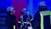 Feuerwehrleute an der Unfallstelle in Dortmund.
