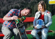 SRF bi de Lüt Wunderland - Sarneraatal OW Staffel 4, Episode 1 Moderator Nik Hartmann und die Downhill Skateboarderin Jolanda Vogler