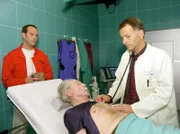 Im Krankenhaus wird Friedrich (Fred Delmare) ein Oberschenkelhalsbruch diagnostiziert und als Grund für den Sturz stellt Roland (Thomas Rühmann) Herzrhytmusstörungen fest.
