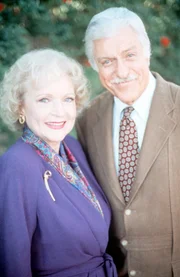 Dr. Sloans Schwester Dora (Betty White, l.) hat sich während der Renovierungsarbeiten an ihrem Haus bei ihrem Bruder (Dick Van Dyke, r.) einquartiert.