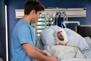 Ben Ahlbeck (Philipp Danne, l.) nimmt Blut ab und versucht Martin Haage (Jochen Matschke, r.) begreiflich zu machen, dass er seiner Frau etwas Zeit geben sollte. Doch Martin hat nichts dagegen, wenn sie gar nicht wiederkommt. Sie soll sich besser einen Mann suchen, der nicht total entstellt ist. Ben hält das für überstürzt und versucht Martin zu beruhigen.