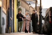 Thomas Haward, Florence Pugh und Antoni Porowski gehen auf der Columbia Road spazieren.