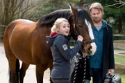 Nelly (Jule-Marleen Schuck) freut sich über das Pferd das sie von ihrem Vater (Kai Scheve) geschenkt bekommen hat.