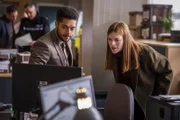 Porter und Kirsten folgen Peter Ingles' Spuren anhand von Aufnahmen im Internet.