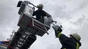 Mit mehreren Angriffstrupps versuchen die Retter, den brennenden Dachstuhl zu löschen.