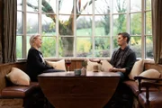 Florence Pugh und Antoni Porowski unterhalten sich in The Black Swan.