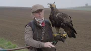 Jägerin Monika Hiebeler mit Falke
