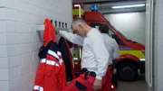 Die Feuerwehrleute machen sich bereit.