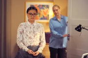 Lien (Nui Nguyen) ist schockiert, dass sich Till einen Porno angeschaut hat. Im Hintergrund: Vera (Sybille Waury).