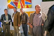 Im Bild: Die Rosenheimer Polizisten (v.li.: Max Müller, Dieter Fischer, Florian Fitz) ermitteln auf dem Bauernhof von Alois Hamberger (Günther Brenner, r.), der eine Leiche gefunden hat.