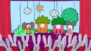 Als Bäume, Elefant und Maus verkleidet, legen Ferdinand (l.), Mamadou (M. l.), Simon (M. r.) und Lou (r.) ein "baumbastisches" Theaterschauspiel hin. Die versammelten Eltern sind hellauf begeistert.