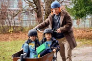 Berti (Patrick Güldenberg, re.) und seine Kinder Jano und Kito (Ari & Eliah Weinkauf) sind mal wieder spät dran.
