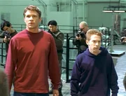 Riley (Marc Blucas, l.) will Oz (Seth Green, r.) aus der Gewalt der Initiative befreien, doch ihre Flucht bleibt nicht unbemerkt.
