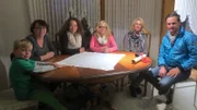 Bei der Geldübergabe, von links: Tyler, Silke, Charleen, Kimberly, Betina und Trödel-Experte Andreas Bierschock.