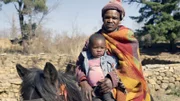 Mitten in de Drakensbergen lebt die junge Familie. Täglich muss Julius mit seinem Pferd in die Berge reiten.